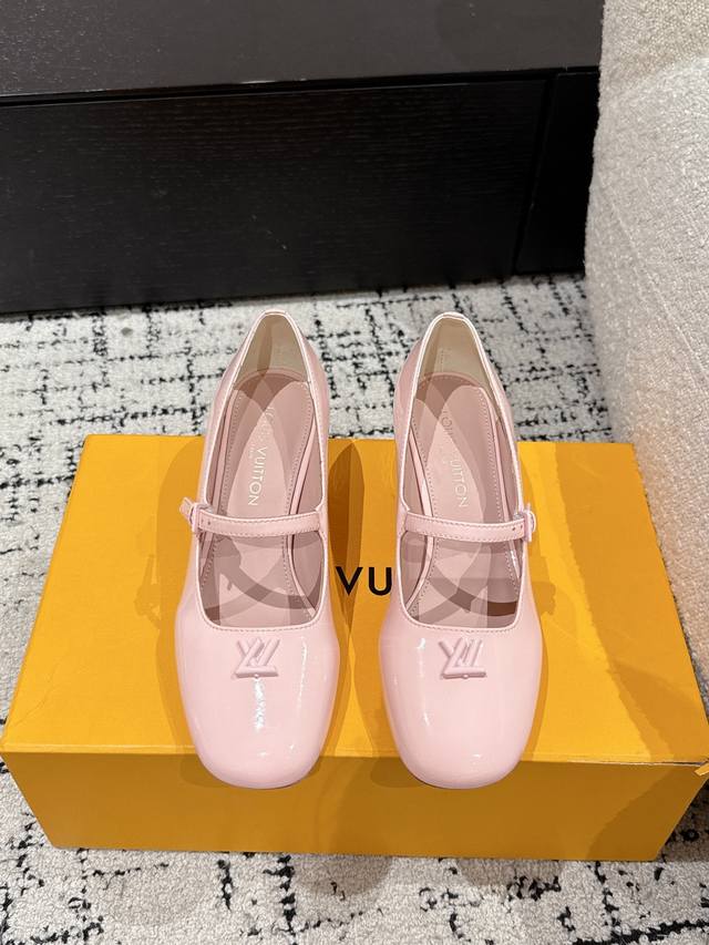Louis Vuitton 25 Swing最新 圆头搭扣 5.5粗跟 玛丽珍鞋 简约精致，高级感满满，尽显优雅气质～ 上脚超好看，拉满了夏日美鞋绝绝子啊 鞋面