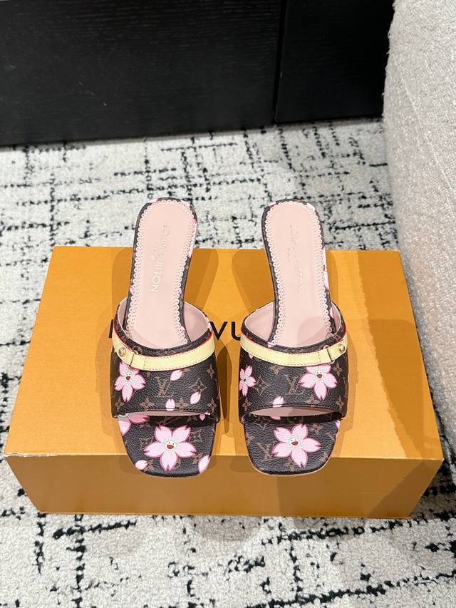 村上隆 Takashi Murakami X Louis Vuitton 25 6Am 方头露趾一字拖 很难不怀疑是不是借鉴了唐朝的唐三彩作为基础，创新成Lv经