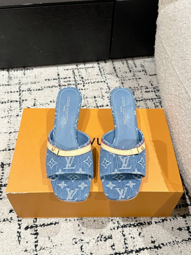 村上隆 Takashi Murakami X Louis Vuitton 25 6Am 方头露趾一字拖 很难不怀疑是不是借鉴了唐朝的唐三彩作为基础，创新成Lv经