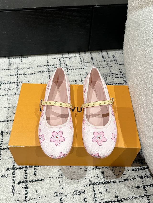 Louis Vuitton 25 Swing最新 圆头搭扣 平跟 玛丽珍鞋 简约精致，高级感满满，尽显优雅气质～ 上脚超好看，拉满了夏日美鞋绝绝子啊 鞋面：丹宁