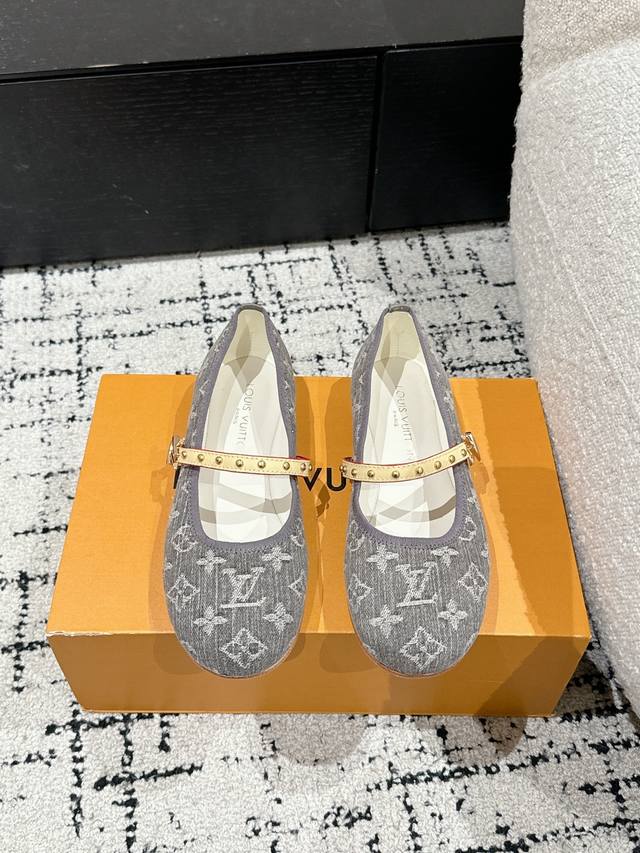 Louis Vuitton 25 Swing最新 圆头搭扣 平跟 玛丽珍鞋 简约精致，高级感满满，尽显优雅气质～ 上脚超好看，拉满了夏日美鞋绝绝子啊 鞋面：丹宁