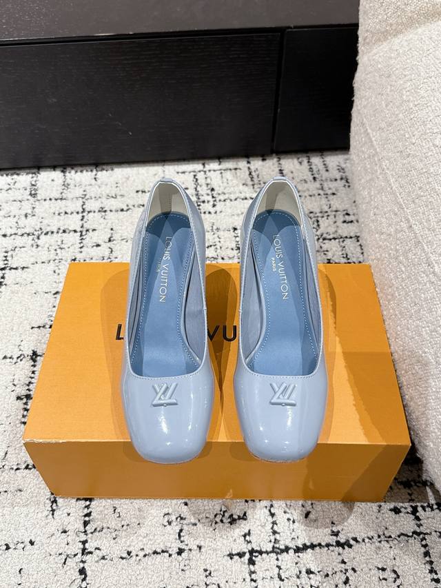 Louis Vuitton 25 Swing最新 粗跟玛丽珍涼鞋 简约精致，高级感满满，尽显优雅气质～ 上脚超好看，拉满了夏日美鞋绝绝子啊 鞋面：进口牛皮 漆皮