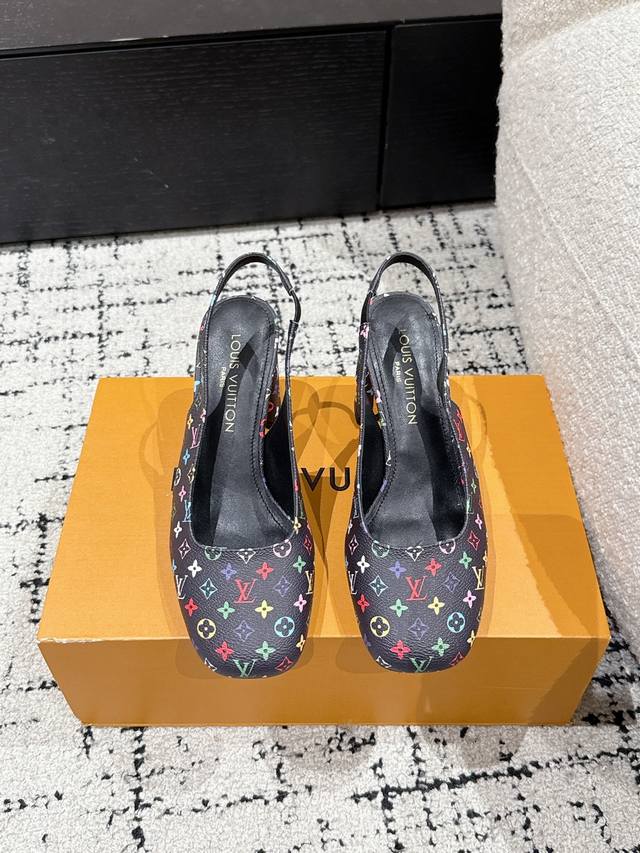 Louis Vuitton 25 Swing最新 粗跟玛丽珍涼鞋 简约精致，高级感满满，尽显优雅气质～ 上脚超好看，拉满了夏日美鞋绝绝子啊 鞋面：进口牛皮 漆皮