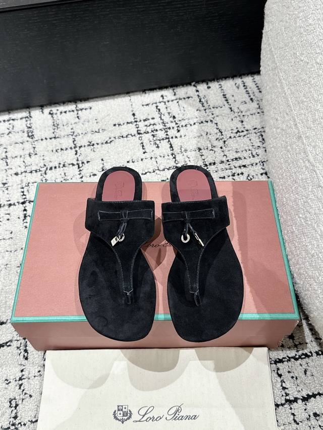 顶级版本 代购级 Loro Piana L 新款英伦夹脚拖鞋 凉鞋 咱家做是全羊京 不是市场磨砂材质哈 原来这就是传说走两万步都不会累脚的夹脚凉鞋把颜值和脚感都
