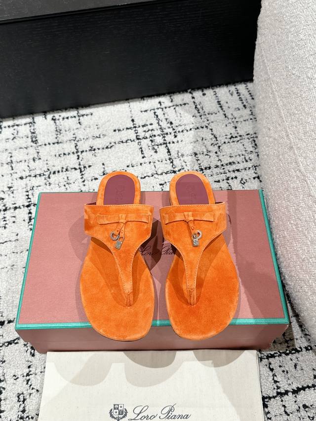 顶级版本 代购级 Loro Piana L 新款英伦夹脚拖鞋 凉鞋 咱家做是全羊京 不是市场磨砂材质哈 原来这就是传说走两万步都不会累脚的夹脚凉鞋把颜值和脚感都
