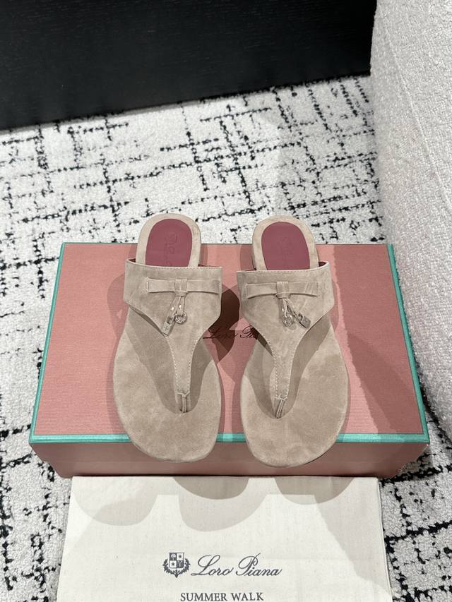 顶级版本 代购级 Loro Piana L 新款英伦夹脚拖鞋 凉鞋 咱家做是全羊京 不是市场磨砂材质哈 原来这就是传说走两万步都不会累脚的夹脚凉鞋把颜值和脚感都