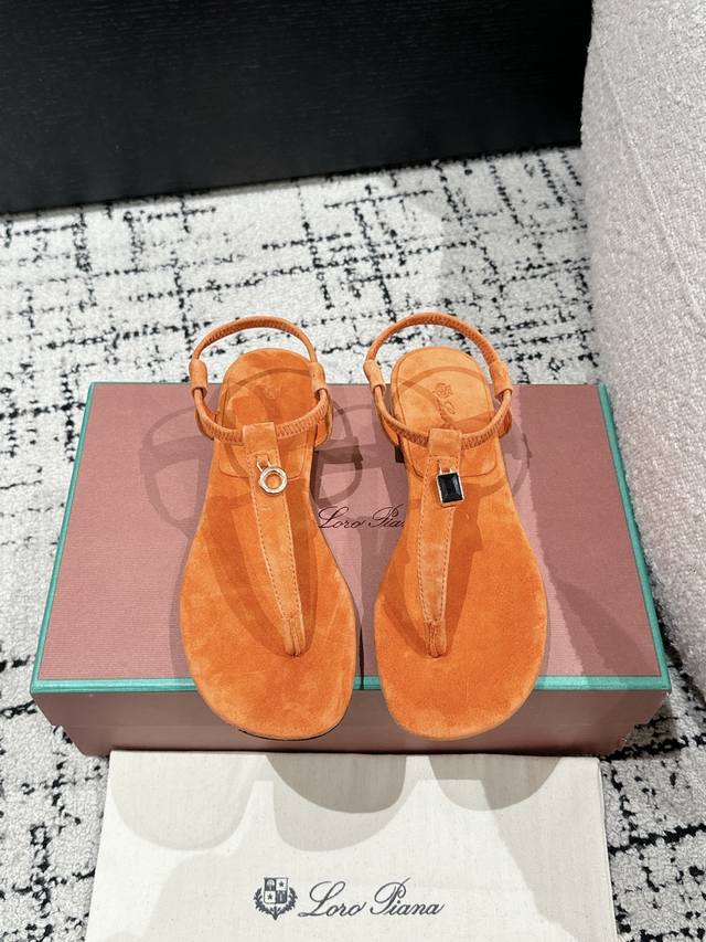 顶级版本 代购级 Loro Piana L 新款英伦夹脚拖鞋 凉鞋 咱家做是全羊京 不是市场磨砂材质哈 原来这就是传说走两万步都不会累脚的夹脚凉鞋把颜值和脚感都