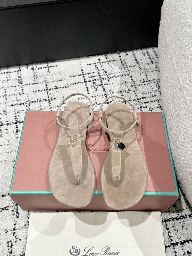 顶级版本 代购级 Loro Piana L 新款英伦夹脚拖鞋 凉鞋 咱家做是全羊京 不是市场磨砂材质哈 原来这就是传说走两万步都不会累脚的夹脚凉鞋把颜值和脚感都