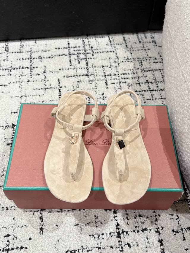 顶级版本 代购级 Loro Piana L 新款英伦夹脚拖鞋 凉鞋 咱家做是全羊京 不是市场磨砂材质哈 原来这就是传说走两万步都不会累脚的夹脚凉鞋把颜值和脚感都