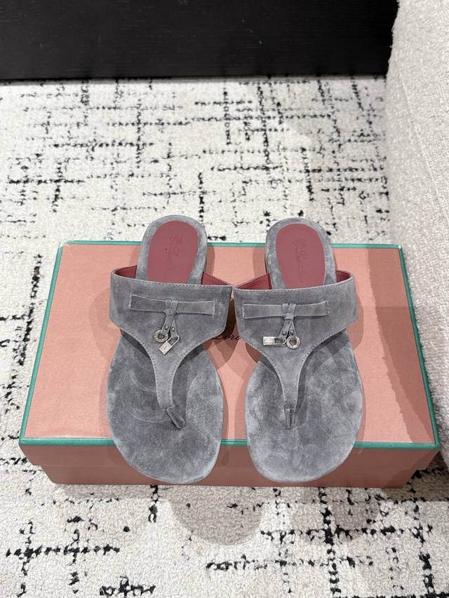 顶级版本 代购级 Loro Piana L 新款英伦夹脚拖鞋 凉鞋 咱家做是全羊京 不是市场磨砂材质哈 原来这就是传说走两万步都不会累脚的夹脚凉鞋把颜值和脚感都