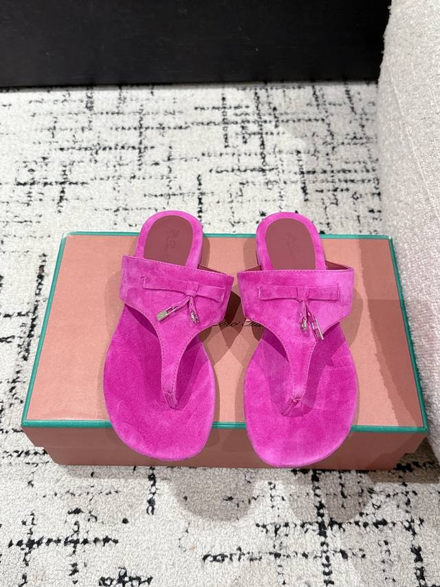顶级版本 代购级 Loro Piana L 新款英伦夹脚拖鞋 凉鞋 咱家做是全羊京 不是市场磨砂材质哈 原来这就是传说走两万步都不会累脚的夹脚凉鞋把颜值和脚感都