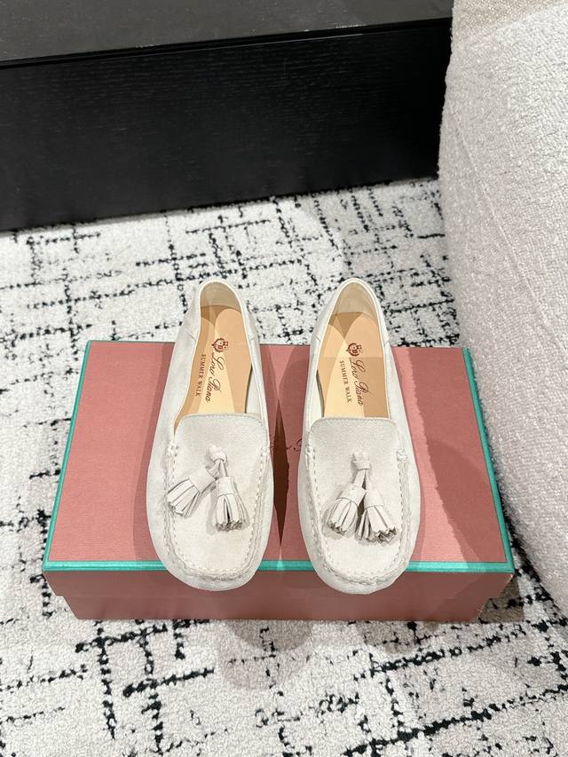 顶级版本 代购级 Loro Piana Lp 70 新款 流苏 豆豆鞋 一脚蹬乐福鞋 这款全新 Loro Piana 莫卡辛鞋采用经防水处理的柔软绒面革制成，饰