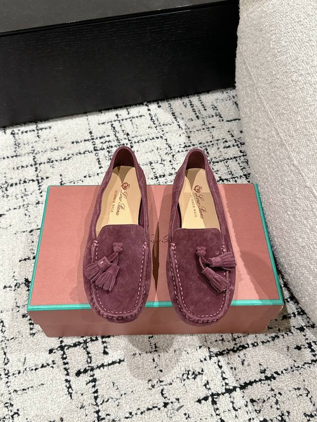顶级版本 代购级 Loro Piana Lp 70 新款 流苏 豆豆鞋 一脚蹬乐福鞋 这款全新 Loro Piana 莫卡辛鞋采用经防水处理的柔软绒面革制成，饰