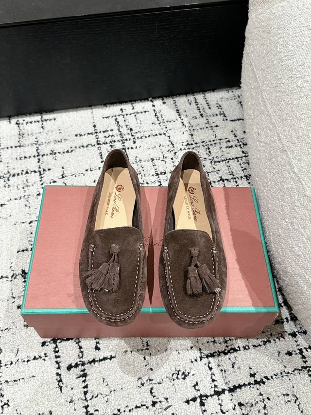 顶级版本 代购级 Loro Piana Lp 70 新款 流苏 豆豆鞋 一脚蹬乐福鞋 这款全新 Loro Piana 莫卡辛鞋采用经防水处理的柔软绒面革制成，饰