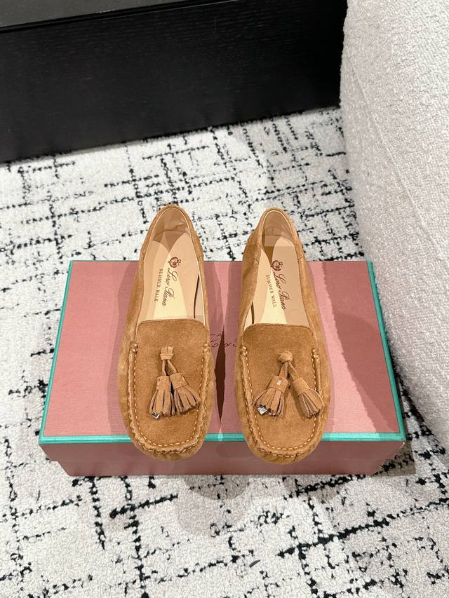顶级版本 代购级 Loro Piana Lp 70 新款 流苏 豆豆鞋 一脚蹬乐福鞋 这款全新 Loro Piana 莫卡辛鞋采用经防水处理的柔软绒面革制成，饰