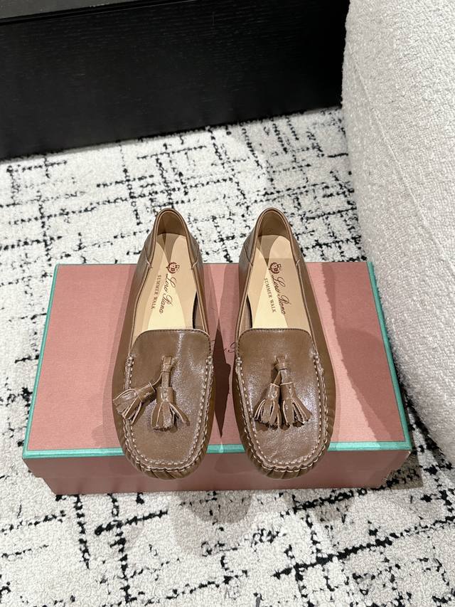 顶级版本 代购级 Loro Piana Lp 70 新款 流苏 豆豆鞋 一脚蹬乐福鞋 这款全新 Loro Piana 莫卡辛鞋采用经防水处理的柔软绒面革制成，饰