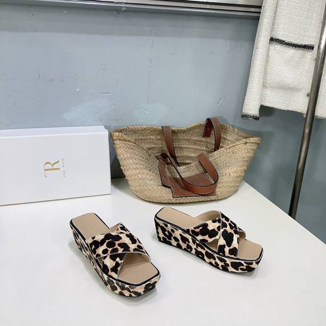 高品质出厂 ！小众潮牌The Row25春夏新款厚水台简易方头拖鞋凉鞋！来自美国的年轻品牌，这不用多说，是近两年最火之一的品牌，春夏的季节就要到了 凉鞋我感觉即