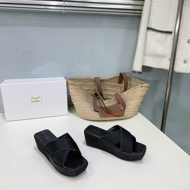高品质出厂 ！小众潮牌The Row25春夏新款厚水台简易方头拖鞋凉鞋！来自美国的年轻品牌，这不用多说，是近两年最火之一的品牌，春夏的季节就要到了 凉鞋我感觉即