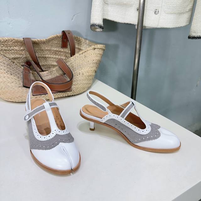 高品质出厂 ！小众潮牌Maison Margiela马吉拉25春夏Mm6新款冲孔雕花布洛克后空高跟分趾凉鞋！ 原版购入开发！运动风设计搭配精致细节，采用穿孔皮革