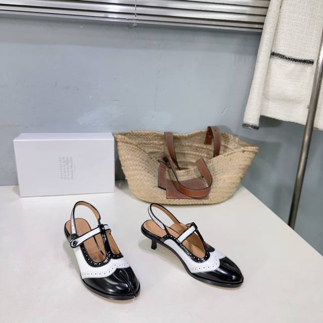 高品质出厂 ！小众潮牌Maison Margiela马吉拉25春夏Mm6新款冲孔雕花布洛克后空高跟分趾凉鞋！ 原版购入开发！运动风设计搭配精致细节，采用穿孔皮革