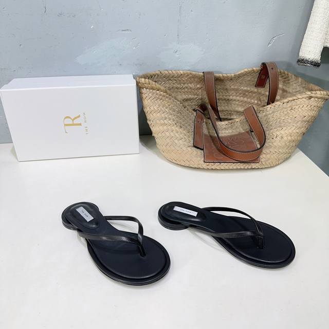 高品质出厂 ！小众潮牌 The Row25夏季新款极简夹趾人字拖鞋凉鞋软软鞋底和混种绵羊皮包裹泡棉，让面底都更舒适，穿着不打脚，像踩着云朵一样很柔软。 这款系带