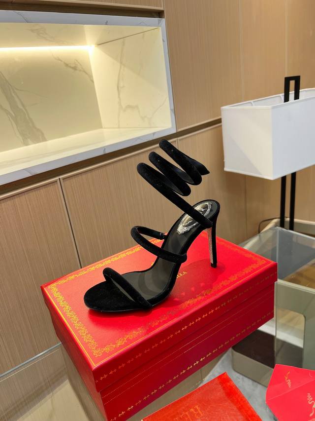 Rene Caovilla芮妮 乔薇拉 Rc 蛇型缠绕爆红仙女凉鞋系列，魅惑华丽的顶级硬货 Rc家鞋子的颜值永远在线 ♀ 新一季Cleo 散发璀璨魅力以充满活力