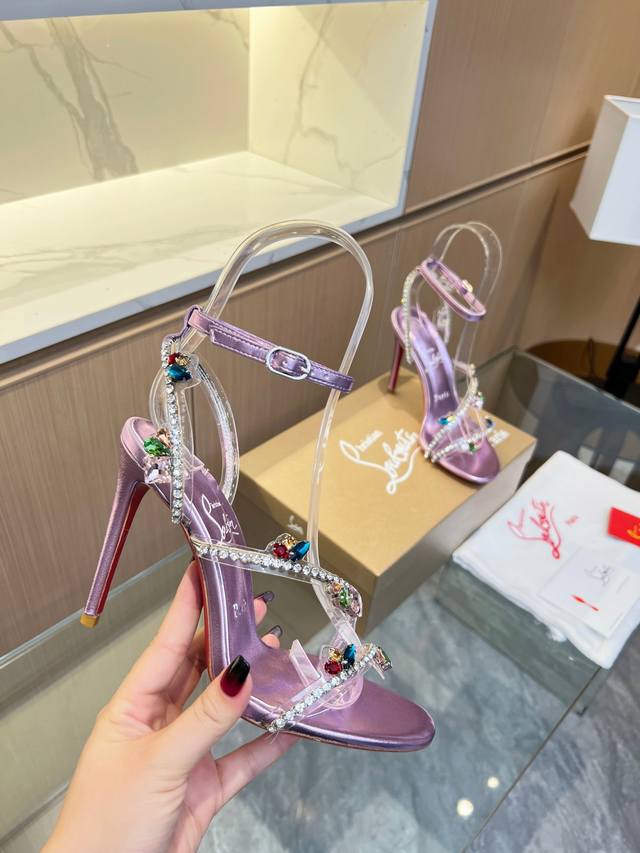 Christianlouboutin 路铂廷 Cl红底鞋Just Queen春季女士水晶高跟凉鞋，设计精致优雅，窄长的鞋跟为足部提供舒适承托，三条Pvc幼搭带优