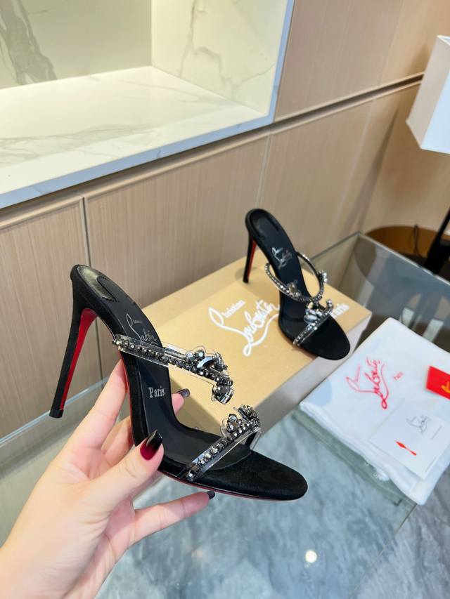 Christianlouboutin 路铂廷 Cl红底鞋Just Queen春季女士水晶高跟凉鞋，设计精致优雅，窄长的鞋跟为足部提供舒适承托，两条Pvc幼搭带优