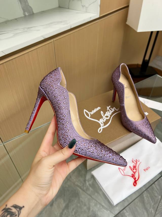 Christianlouboutin路铂廷 Cl红底鞋‖ 全球限量！来自拉斯维加斯的祝福灵感来自拉斯维加斯的炫彩霓虹 手工制作，精致工艺收藏级作品 绝对吸睛的存