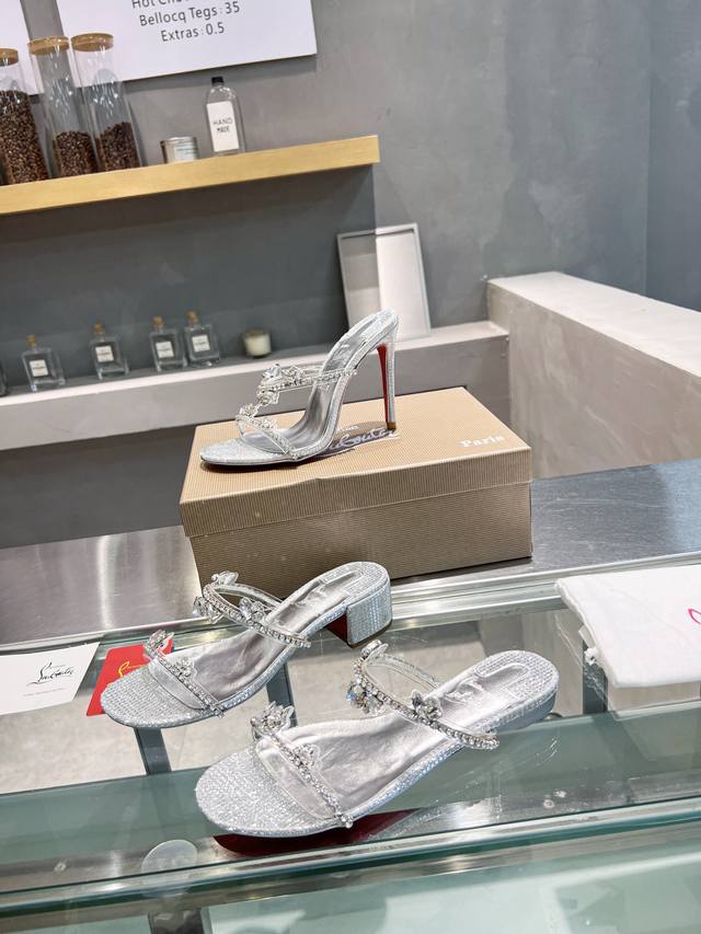 Christianlouboutin 路铂廷 S Cl红底鞋Just Queen春季女士水晶高跟凉鞋，经典平底穆勒鞋，设计精致优雅，窄长的鞋跟为足部提供舒适承托