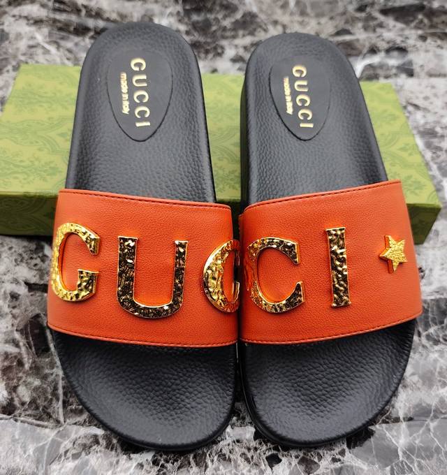 价格 ，男女同款，情侣款Gucci 古奇』拖鞋，万众瞩目的一款 美到即可融化你们的心，！简直就是鬼斧神工的杰作 人手必备的一款，开模制造 脚感Q弹超柔软 上脚超