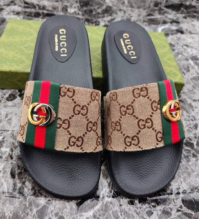 全年有货 价格 ，男女同款，情侣款Gucci 古奇』拖鞋，万众瞩目的一款 美到即可融化你们的心，！简直就是鬼斧神工的杰作 人手必备的一款，开模制造 脚感Q弹超柔