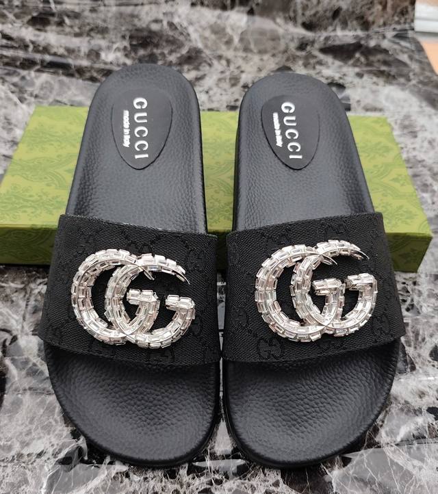 全年有货 价格 ，男女同款，情侣款Gucci 古奇』拖鞋，万众瞩目的一款 美到即可融化你们的心，！简直就是鬼斧神工的杰作 人手必备的一款，开模制造 脚感Q弹超柔