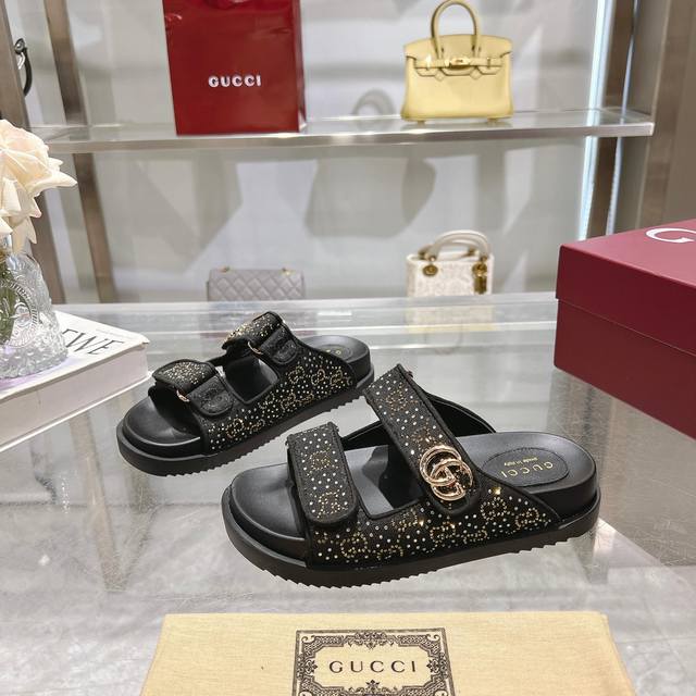 9115-8 黑G钻 35-42 这款单品出自Gucci Lido系列，设计灵感源自意大利海岸的夏日风情和海滩俱乐部。这款平底凉鞋采用魔术粘带设计，现代感十足且
