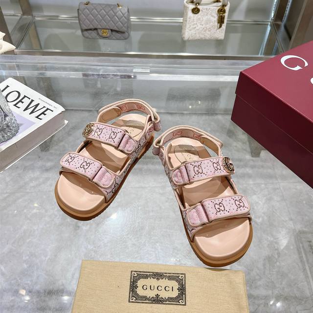 8818-5 粉G钻 35-42 这款平底凉鞋采用魔术粘带设计，现代感十足且充满运动气息，带来舒适感受。这款配饰以浅粉色Gg水晶帆布匠心打造，鞋面绑带缀饰雅致的