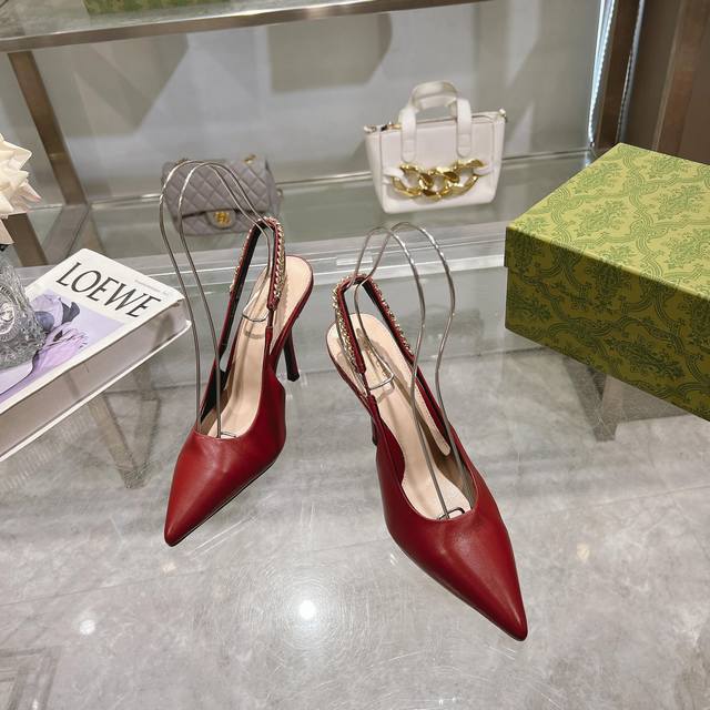 酒红羊 35-41 这款Gucci Signoria系列浅口鞋以佛罗伦萨中心广场命名，焕新再现品牌发源地的经典优雅格调。这款鞋履匠心尖头设计和吸睛的Gucci链