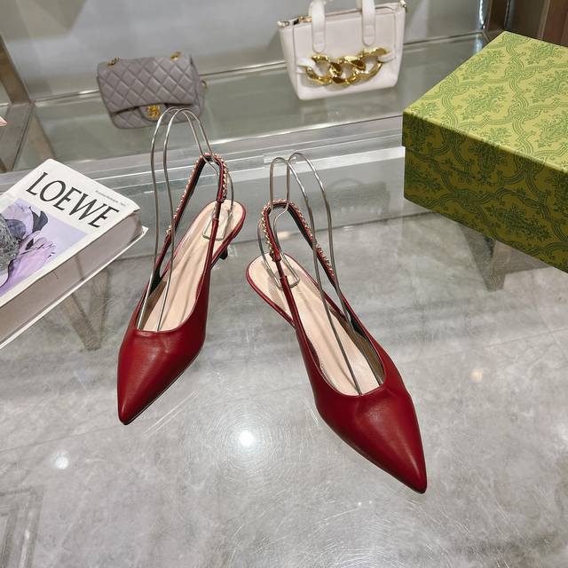 酒红 35-42 这款Gucci Signoria系列浅口鞋以佛罗伦萨中心广场命名，焕新再现品牌发源地的经典优雅格调。这款鞋履匠心融蕴优质皮革、尖头设计和吸睛的