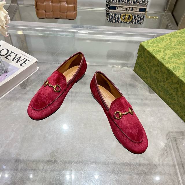 1819-1 酒红 35-41 作为Gucci设计传承的杰出代表，Jordaan系列饰马衔扣乐福鞋生动彰显经典优雅格调。这款鞋履采用品牌标志性字母交织图案皮革，