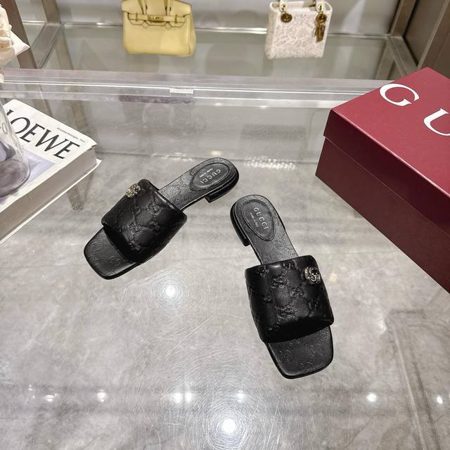 6026-2 黑 35-42 这款个性十足的鞋履以优质Gg羊皮革匠心打造，集品牌典藏设计与现代优雅格调于一体。这款凉鞋缀饰标志性双G配件，尽显经典魅力与品牌格调