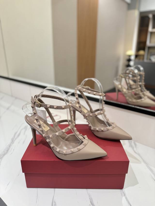 出厂价Pp： Valentino 华伦天奴铆钉 Vt经典环绕踝脚带铆钉凉鞋，历久弥新深入人心永不过时的必备单品顶级复刻！侧身弧线完美，原版开模定制不生锈铆钉 特