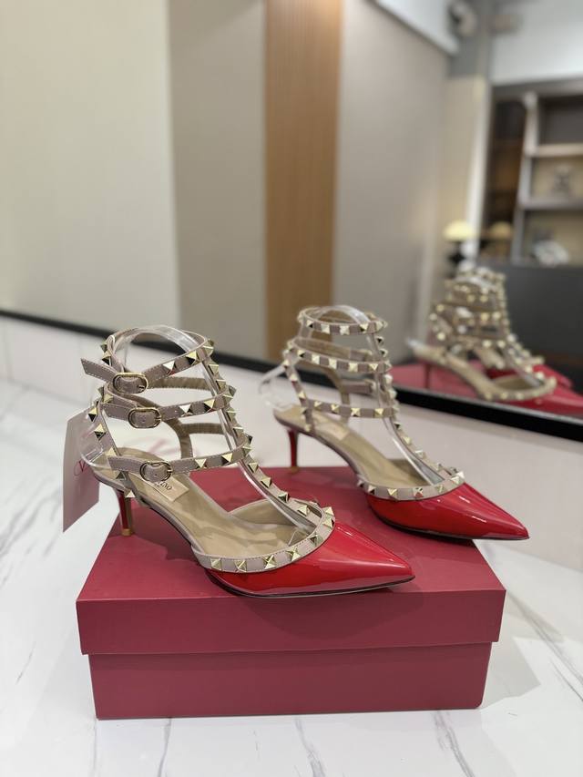 出厂价Pp： Valentino 华伦天奴铆钉 Vt经典环绕踝脚带铆钉凉鞋，历久弥新深入人心永不过时的必备单品顶级复刻！侧身弧线完美，原版开模定制不生锈铆钉 特