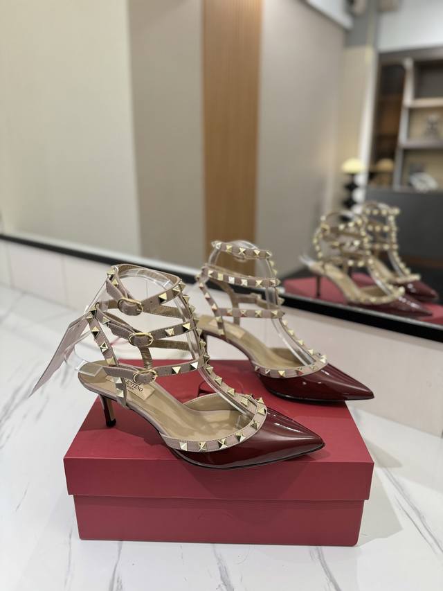 出厂价Pp： Valentino 华伦天奴铆钉 Vt经典环绕踝脚带铆钉凉鞋，历久弥新深入人心永不过时的必备单品顶级复刻！侧身弧线完美，原版开模定制不生锈铆钉 特
