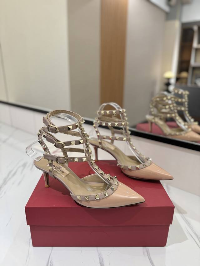 出厂价Pp： Valentino 华伦天奴铆钉 Vt经典环绕踝脚带铆钉凉鞋，历久弥新深入人心永不过时的必备单品顶级复刻！侧身弧线完美，原版开模定制不生锈铆钉 特