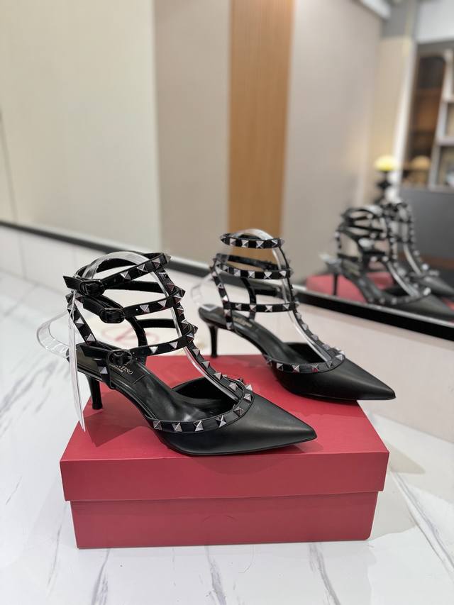 出厂价Pp： Valentino 华伦天奴铆钉 Vt经典环绕踝脚带铆钉凉鞋，历久弥新深入人心永不过时的必备单品顶级复刻！侧身弧线完美，原版开模定制不生锈铆钉 特