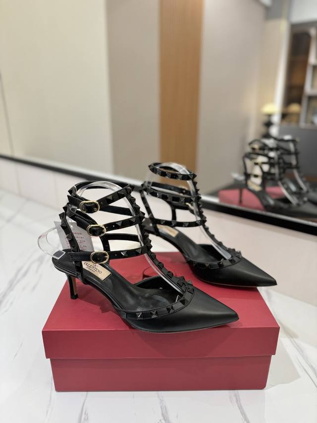 出厂价Pp： Valentino 华伦天奴铆钉 Vt经典环绕踝脚带铆钉凉鞋，历久弥新深入人心永不过时的必备单品顶级复刻！侧身弧线完美，原版开模定制不生锈铆钉 特