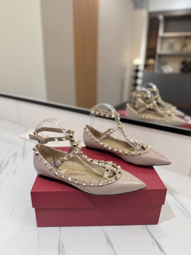 出厂价Pp： Valentino 华伦天奴铆钉 Vt经典永不过时尖头平底凉鞋，顶级复刻！侧身弧线完美，原版开模定制不生锈铆钉 特别有质感的五金衬托出满满的高级感