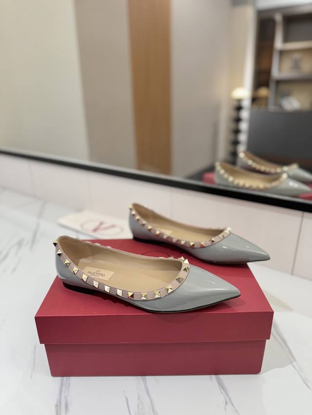 出厂价Pp： Valentino 华伦天奴铆钉 Vt经典尖头平底单鞋，顶级复刻！侧身弧线完美，原版开模定制不生锈铆钉 特别有质感的五金衬托出满满的高级感，带给您
