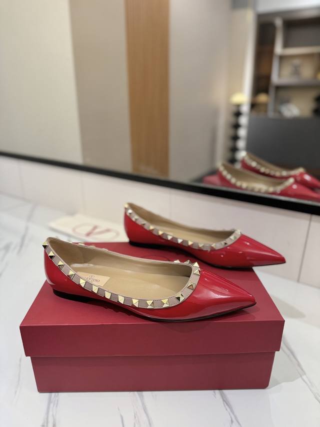 出厂价Pp： Valentino 华伦天奴铆钉 Vt经典尖头平底单鞋，顶级复刻！侧身弧线完美，原版开模定制不生锈铆钉 特别有质感的五金衬托出满满的高级感，带给您