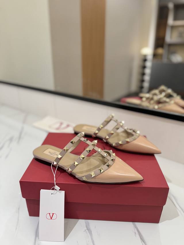 出厂价Pp： Valentino 华伦天奴铆钉 Vt经典平底尖头拖鞋，顶级复刻！侧身弧线完美，原版开模定制不生锈铆钉 特别有质感的五金衬托出满满的高级感，带给您