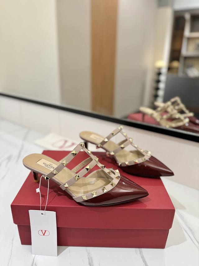 出厂价Pp： Valentino 华伦天奴铆钉 Vt经典5.0尖头拖鞋，顶级复刻！侧身弧线完美，原版开模定制不生锈铆钉 特别有质感的五金衬托出满满的高级感，带给